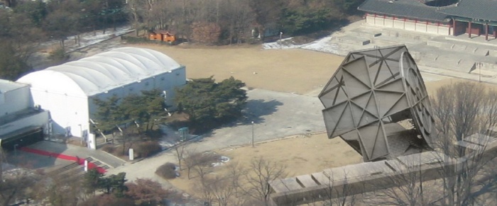 0804012 Elec12 Prada Transformer On Gyeonghui Palace Site