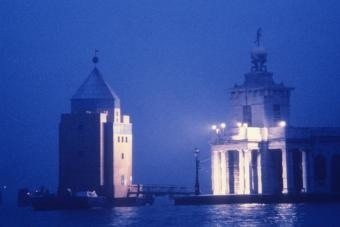 Llegada del teatro flotante a Venecia, en agosto de 1980.jpg